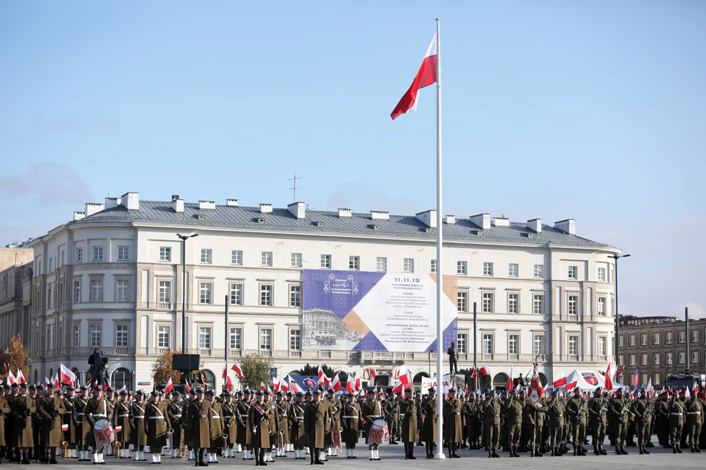 Uroczysta odprawa wart, 11 bm. przed Grobem Nieznanego Żołnierza w Warszawie z okazji obchodów Narodowego Święta Niepodległości Uroczysta odprawa wart, 11 bm. przed Grobem Nieznanego Żołnierza w Warszawie z okazji obchodów Narodowego Święta Niepodległości