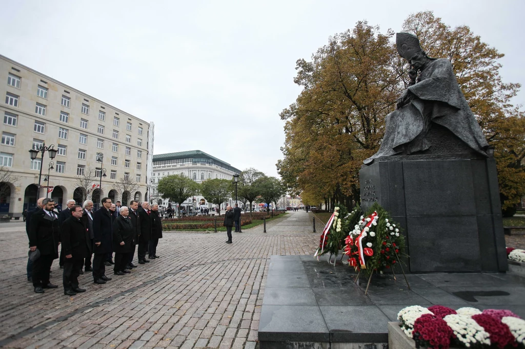 Prezes PiS Jarosław Kaczyński (5L), premier Mateusz Morawiecki (4L), minister spraw wewnętrznych i administracji Mariusz Kamiński (2L) oraz minister obrony narodowej Mariusz Błaszczak (6L) podczas uroczystości złożenia kwiatów przed pomnikiem Stefana Wyszyńskiego w Warszawie Prezes PiS Jarosław Kaczyński (5L), premier Mateusz Morawiecki (4L), minister spraw wewnętrznych i administracji Mariusz Kamiński (2L) oraz minister obrony narodowej Mariusz Błaszczak (6L) podczas uroczystości złożenia kwiatów przed pomnikiem Stefana Wyszyńskiego w Warszawie
