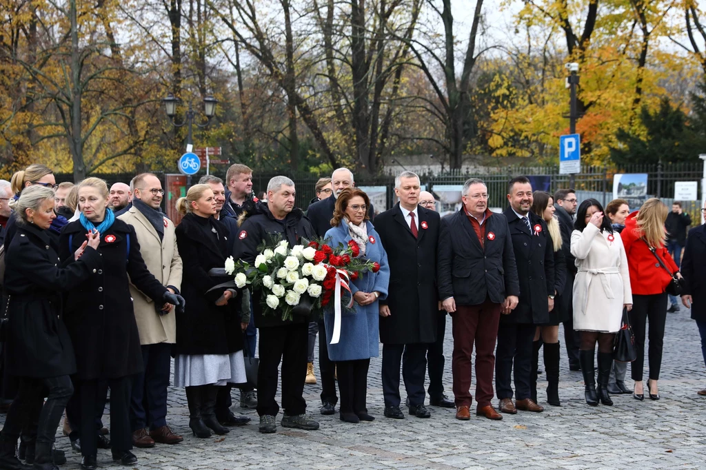 Posłanka PO Małgorzata Kidawa-Błońska (8L), poseł PO-KO Bartłomiej Sienkiewicz (4L), poseł na Sejm RP, wiceprzewodniczący Platformy Obywatelskiej Tomasz Siemoniak (6P) oraz liderka Inicjatywy Polska Barbara Nowacka (4L) przed pomnikiem Józefa Piłsudskiego na ul. Belwederskiej w Warszawie z okazji obchodów Narodowego Święta Niepodległości Posłanka PO Małgorzata Kidawa-Błońska (8L), poseł PO-KO Bartłomiej Sienkiewicz (4L), poseł na Sejm RP, wiceprzewodniczący Platformy Obywatelskiej Tomasz Siemoniak (6P) oraz liderka Inicjatywy Polska Barbara Nowacka (4L) przed pomnikiem Józefa Piłsudskiego na ul. Belwederskiej w Warszawie z okazji obchodów Narodowego Święta Niepodległości