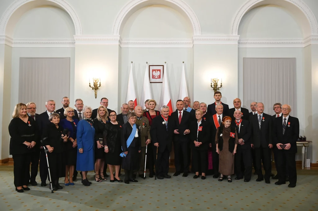 Prezydent Rzeczypospolitej Polskiej Andrzej Duda (C) pozuje wraz z odnaczonymi do wspólnego zdjęcia po ceremonii wręczenia odznaczeń państwowych Prezydent Rzeczypospolitej Polskiej Andrzej Duda (C) pozuje wraz z odnaczonymi do wspólnego zdjęcia po ceremonii wręczenia odznaczeń państwowych