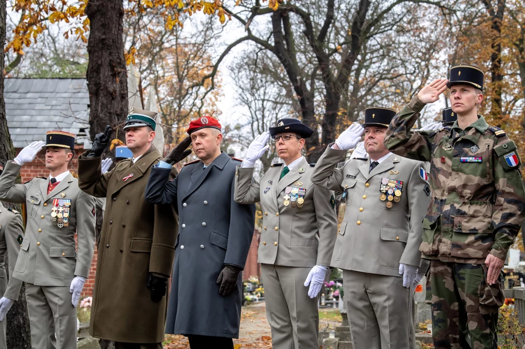 Delegacje wojsk stacjonujących w bydgoskiej jednostce NATO składają wieńce przy mogile francuskich żołnierzy na cmentarzu Starofarnym w Bydgoszczy. We Francji 11 listopada obchodzi się jako Dzień Pamięci, zwany tam również Rocznicą Rozejmu, który ma upamiętnić zakończenie I wojny światowej Delegacje wojsk stacjonujących w bydgoskiej jednostce NATO składają wieńce przy mogile francuskich żołnierzy na cmentarzu Starofarnym w Bydgoszczy. We Francji 11 listopada obchodzi się jako Dzień Pamięci, zwany tam również Rocznicą Rozejmu, który ma upamiętnić zakończenie I wojny światowej