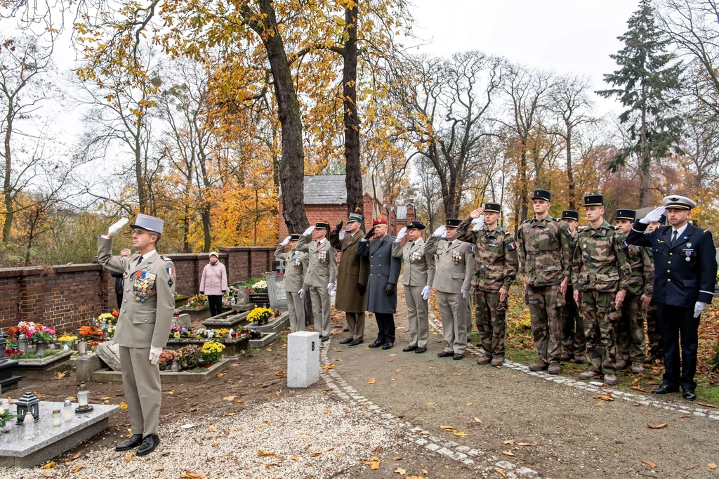 Delegacje wojsk stacjonujących w bydgoskiej jednostce NATO składają wieńce przy mogile francuskich żołnierzy na cmentarzu Starofarnym w Bydgoszczy. We Francji 11 listopada obchodzi się jako Dzień Pamięci, zwany tam również Rocznicą Rozejmu, który ma upamiętnić zakończenie I wojny światowej Delegacje wojsk stacjonujących w bydgoskiej jednostce NATO składają wieńce przy mogile francuskich żołnierzy na cmentarzu Starofarnym w Bydgoszczy. We Francji 11 listopada obchodzi się jako Dzień Pamięci, zwany tam również Rocznicą Rozejmu, który ma upamiętnić zakończenie I wojny światowej