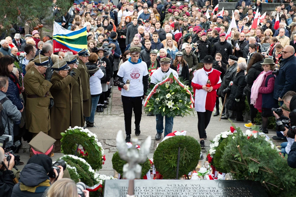 Uroczystości odbywają się też w Wilnie na Litwie. Na zdjęciach złożenie wieńców oraz wspólna modlitwa przy Mauzoleum Matki i Serca Syna na wileńskiej Rossie. Uroczystości odbywają się też w Wilnie na Litwie. Na zdjęciach złożenie wieńców oraz wspólna modlitwa przy Mauzoleum Matki i Serca Syna na wileńskiej Rossie.