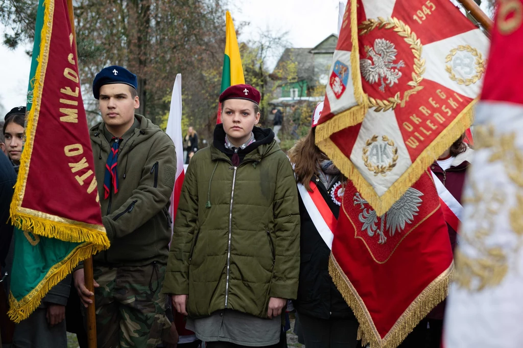 Uroczystości odbywają się też w Wilnie na Litwie. Na zdjęciach złożenie wieńców oraz wspólna modlitwa przy Mauzoleum Matki i Serca Syna na wileńskiej Rossie. Uroczystości odbywają się też w Wilnie na Litwie. Na zdjęciach złożenie wieńców oraz wspólna modlitwa przy Mauzoleum Matki i Serca Syna na wileńskiej Rossie.