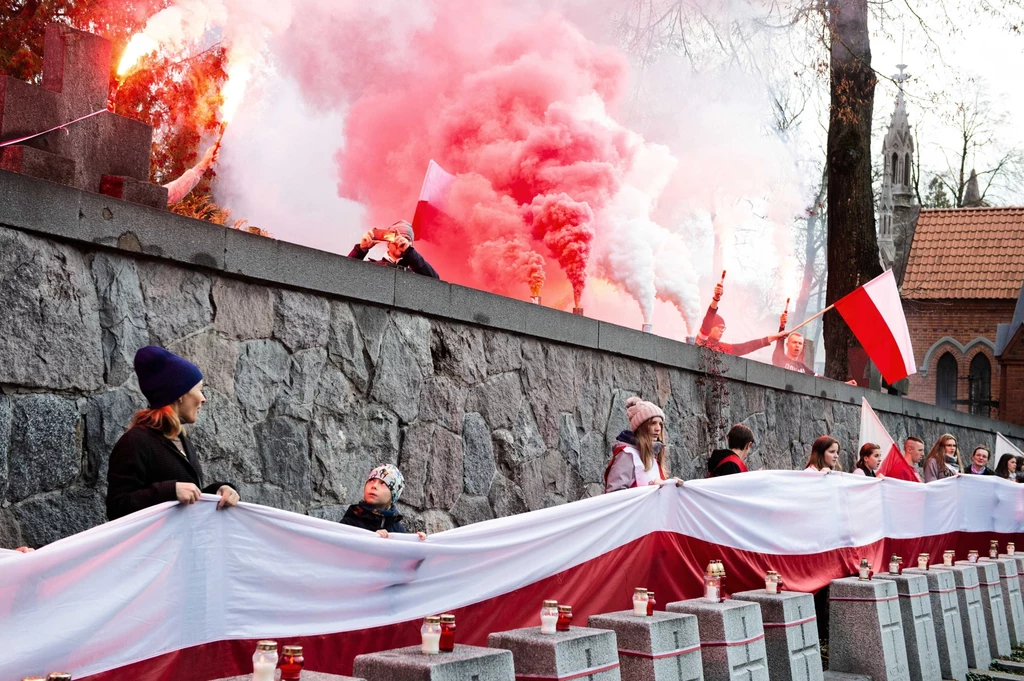 Uroczystości odbywają się też w Wilnie na Litwie. Na zdjęciach złożenie wieńców oraz wspólna modlitwa przy Mauzoleum Matki i Serca Syna na wileńskiej Rossie. Uroczystości odbywają się też w Wilnie na Litwie. Na zdjęciach złożenie wieńców oraz wspólna modlitwa przy Mauzoleum Matki i Serca Syna na wileńskiej Rossie.