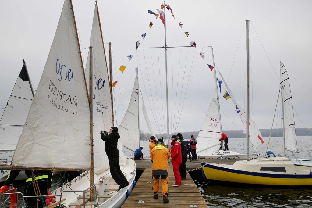 Na jeziorze Ukiel w Olsztynie rozegrano regaty z okazji Święta Niepodległości w klasach DZ i open rozegrano. W zawodach wzięło udział kilkudziesięciu żeglarzy. Załogi wystartowały o godz. 11.11. Organizowane przez Yacht Klub Polski Olsztyn i klub żeglarski Przystań Warmia regaty są jedynymi o tej porze roku zawodami na wodach Warmii i Mazur Na jeziorze Ukiel w Olsztynie rozegrano regaty z okazji Święta Niepodległości w klasach DZ i open rozegrano. W zawodach wzięło udział kilkudziesięciu żeglarzy. Załogi wystartowały o godz. 11.11. Organizowane przez Yacht Klub Polski Olsztyn i klub żeglarski Przystań Warmia regaty są jedynymi o tej porze roku zawodami na wodach Warmii i Mazur