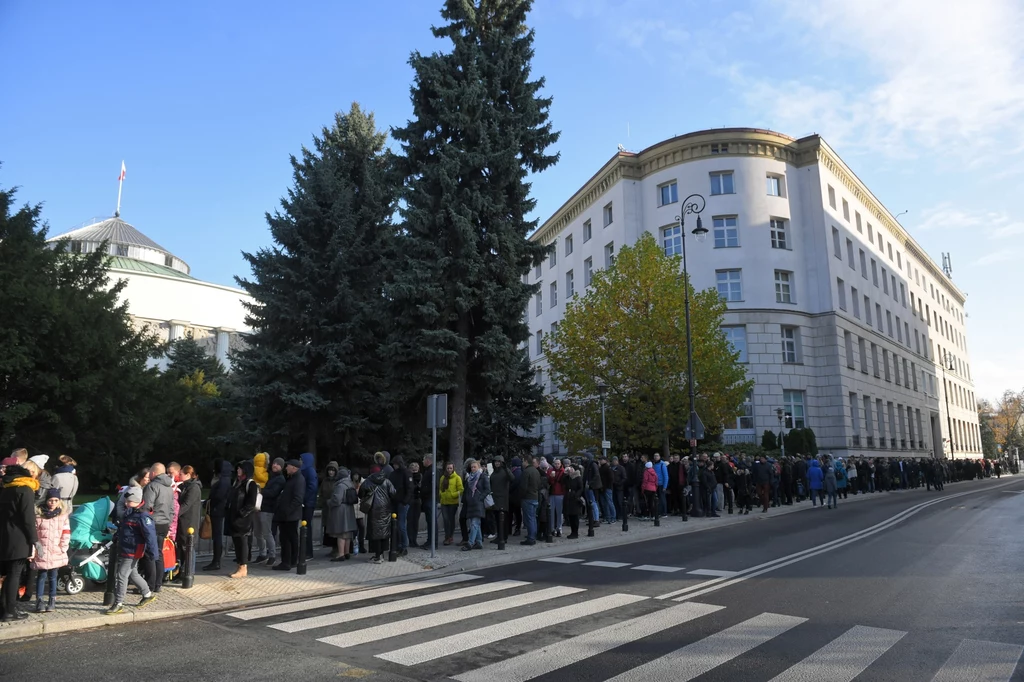Z okazji 11 listopada w Sejmie i Senacie jest dzień otwarty. Chętni mogą zobaczyć miejsca, gdzie na co dzień pracują posłowie i senatorowie, m.in. kuluary sejmowe, galerię sali posiedzeń Sejmu, a szczególną atrakcją w tym roku jest możliwość zobaczenia wnętrza gabinetu marszałka Sejmu Z okazji 11 listopada w Sejmie i Senacie jest dzień otwarty. Chętni mogą zobaczyć miejsca, gdzie na co dzień pracują posłowie i senatorowie, m.in. kuluary sejmowe, galerię sali posiedzeń Sejmu, a szczególną atrakcją w tym roku jest możliwość zobaczenia wnętrza gabinetu marszałka Sejmu