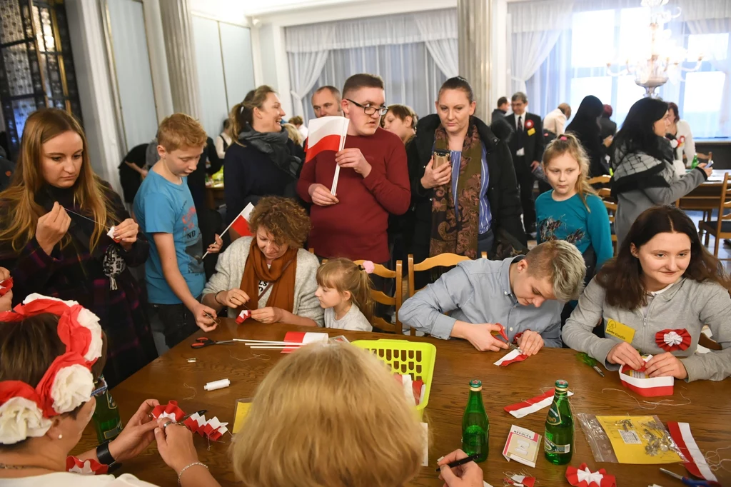 Z okazji 11 listopada w Sejmie i Senacie jest dzień otwarty. Chętni mogą zobaczyć miejsca, gdzie na co dzień pracują posłowie i senatorowie, m.in. kuluary sejmowe, galerię sali posiedzeń Sejmu, a szczególną atrakcją w tym roku jest możliwość zobaczenia wnętrza gabinetu marszałka Sejmu Z okazji 11 listopada w Sejmie i Senacie jest dzień otwarty. Chętni mogą zobaczyć miejsca, gdzie na co dzień pracują posłowie i senatorowie, m.in. kuluary sejmowe, galerię sali posiedzeń Sejmu, a szczególną atrakcją w tym roku jest możliwość zobaczenia wnętrza gabinetu marszałka Sejmu