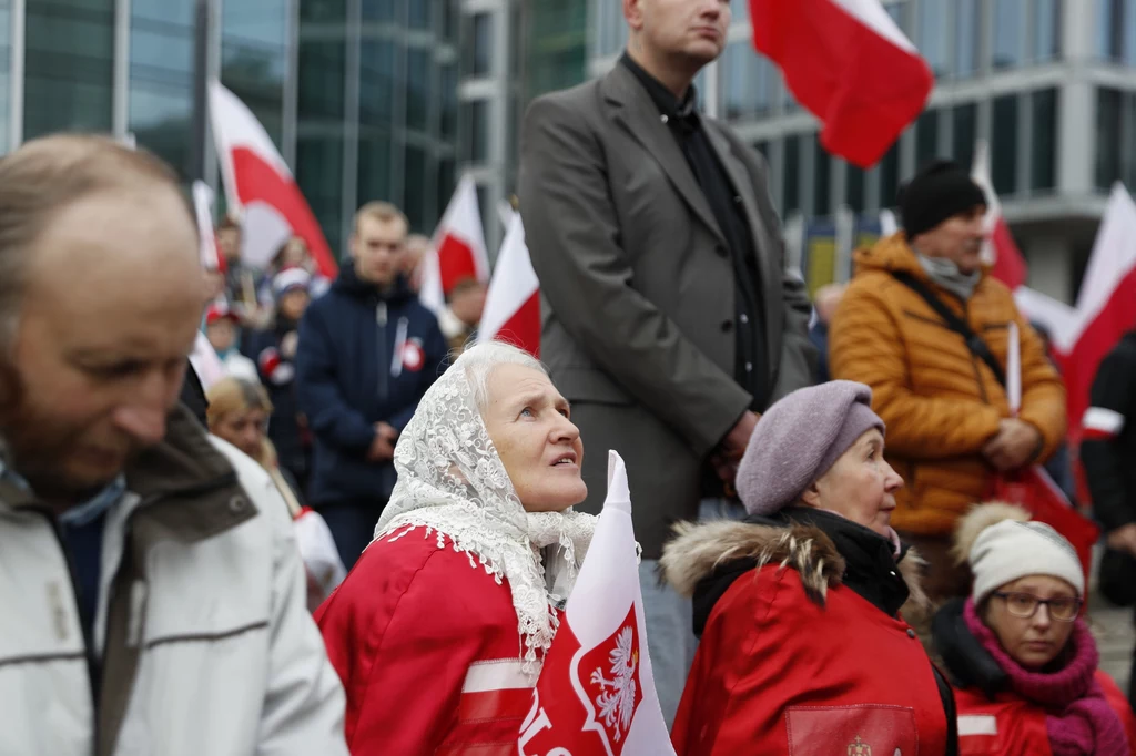 Uczestnicy Marszu Niepodległości na Rondzie Dmowskiego w Warszawie. Wydarzenie rozpoczęło się na Rondzie Dmowskiego o godz. 13.30 odmówieniem różańca Uczestnicy Marszu Niepodległości na Rondzie Dmowskiego w Warszawie. Wydarzenie rozpoczęło się na Rondzie Dmowskiego o godz. 13.30 odmówieniem różańca