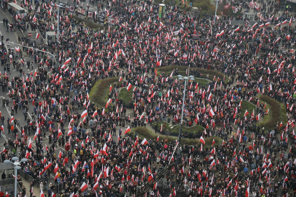 Uczestnicy Marszu Niepodległości na Rondzie Dmowskiego w Warszawie Uczestnicy Marszu Niepodległości na Rondzie Dmowskiego w Warszawie