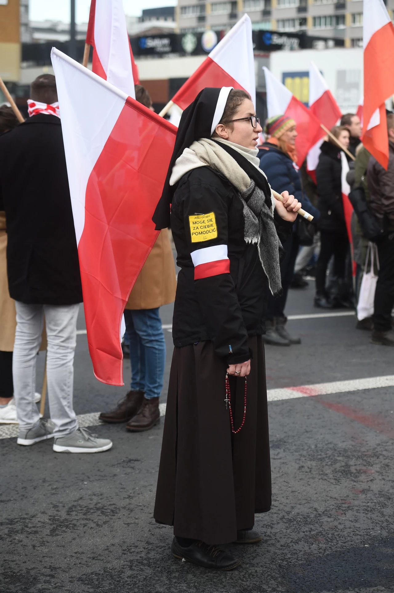 Marsz Niepodległości rozpoczął się na Rondzie Dmowskiego o godz. 13.30 odmówieniem różańca Marsz Niepodległości rozpoczął się na Rondzie Dmowskiego o godz. 13.30 odmówieniem różańca