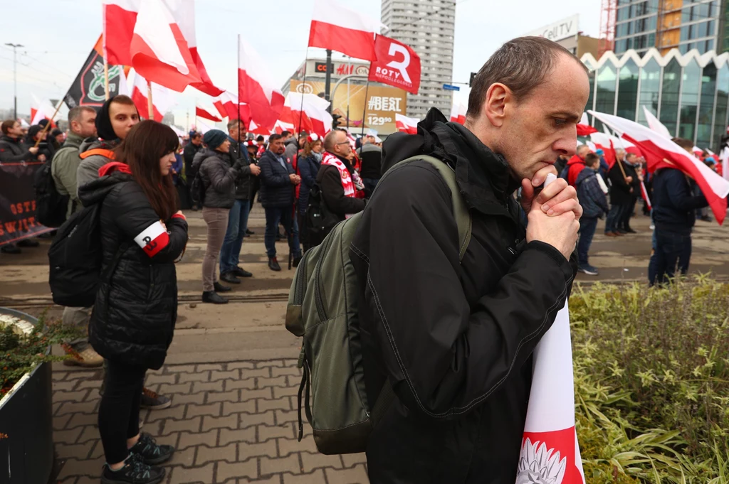 Marsz Niepodległości rozpoczął się na Rondzie Dmowskiego o godz. 13.30 odmówieniem różańca Marsz Niepodległości rozpoczął się na Rondzie Dmowskiego o godz. 13.30 odmówieniem różańca