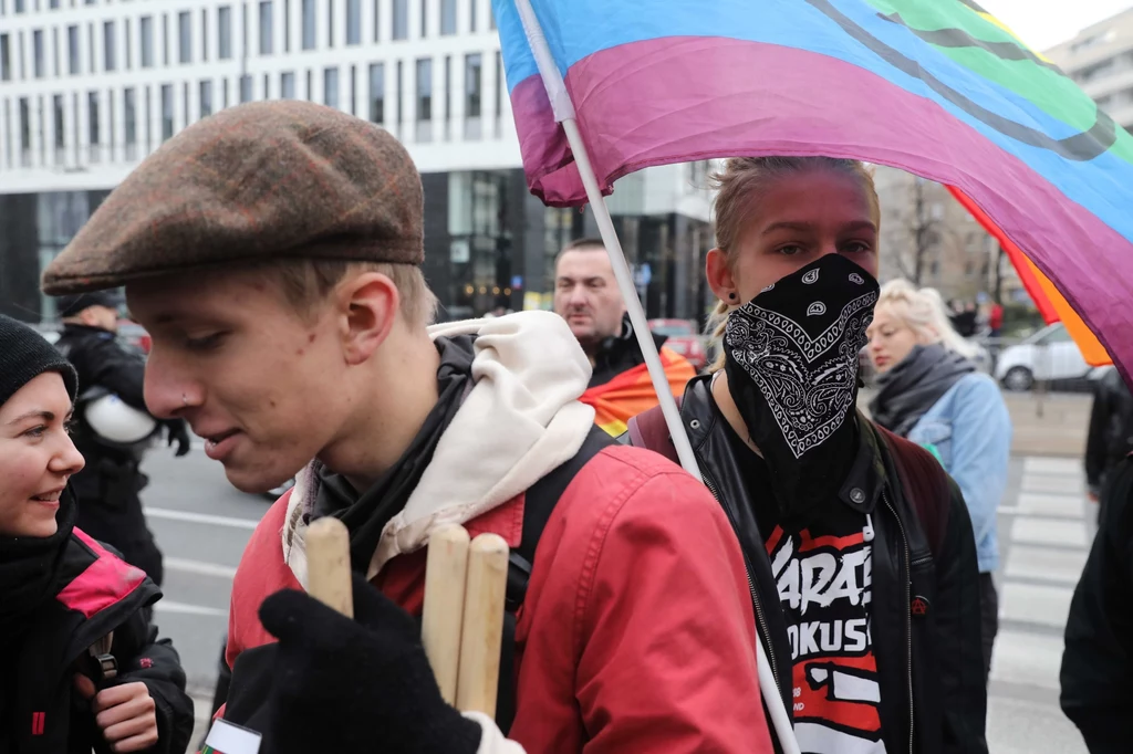 Uczestnicy Marszu Antyfaszystowskiego maszerują pod hasłem "Za Wolność Waszą i Naszą". Marsz jest organizowany przez Koalicję Antyfaszystowską i Akcję Demokracja Uczestnicy Marszu Antyfaszystowskiego maszerują pod hasłem "Za Wolność Waszą i Naszą". Marsz jest organizowany przez Koalicję Antyfaszystowską i Akcję Demokracja