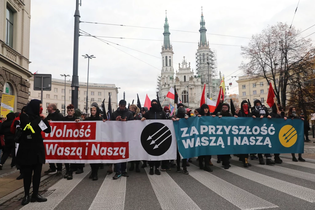 Uczestnicy Marszu Antyfaszystowskiego maszerują pod hasłem "Za Wolność Waszą i Naszą" Uczestnicy Marszu Antyfaszystowskiego maszerują pod hasłem "Za Wolność Waszą i Naszą"