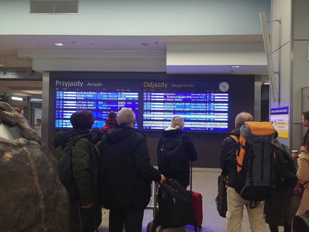 Dworzec w Krakowie, pasażerowie czekają na mocno opóźnione pociągi