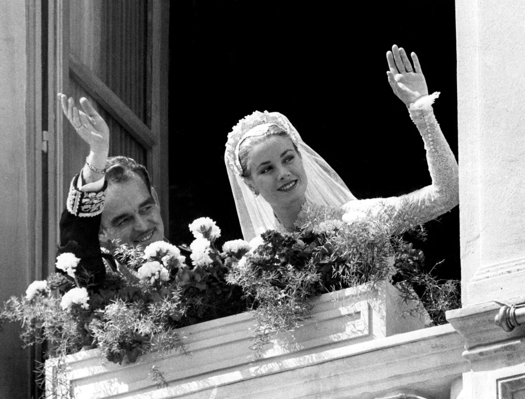 W wieku 27 lat Grace została przedstawiona Rainierowi III, księciu Monako. Nie minęło pół roku, gdy stanęli przed ołtarzem