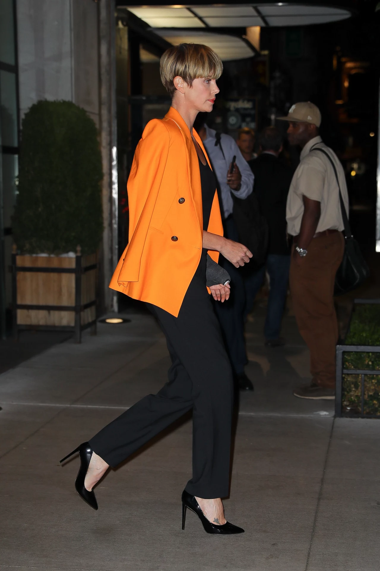 Charlize Theron - minimalistyczny look: proste spodnie, klasyczne szpilki, czarna, seksowna bokserka. I najważniejsze: żółta marynarka jako mocny akcent, nadający odważny charakter całości. Tekst: SHOW Charlize Theron - minimalistyczny look: proste spodnie, klasyczne szpilki, czarna, seksowna bokserka. I najważniejsze: żółta marynarka jako mocny akcent, nadający odważny charakter całości. Tekst: SHOW