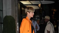 Charlize Theron - minimalistyczny look: proste spodnie, klasyczne szpilki, czarna, seksowna bokserka. I najważniejsze: żółta marynarka jako mocny akcent, nadający odważny charakter całości.

Tekst: SHOW