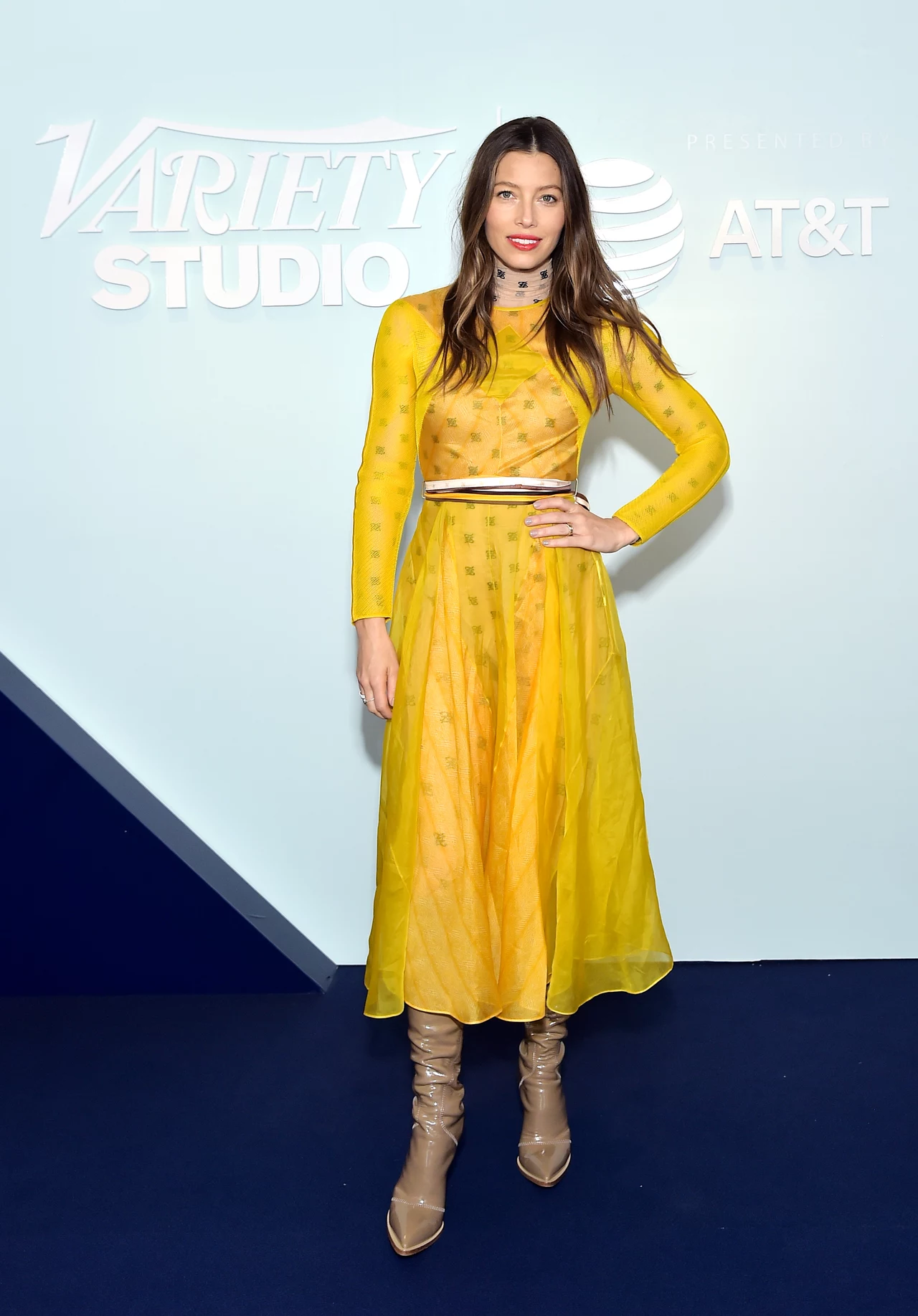 Jessica Biel - szyfonowa sukienka z golfem i wąskimi rękawami fasone nawiązuje do lat 70. Podobnie lakierowane kozaki i cienkie paseczki podkreślające talię. Spójna całość z kolekcji Fendi. Jessica Biel - szyfonowa sukienka z golfem i wąskimi rękawami fasone nawiązuje do lat 70. Podobnie lakierowane kozaki i cienkie paseczki podkreślające talię. Spójna całość z kolekcji Fendi.