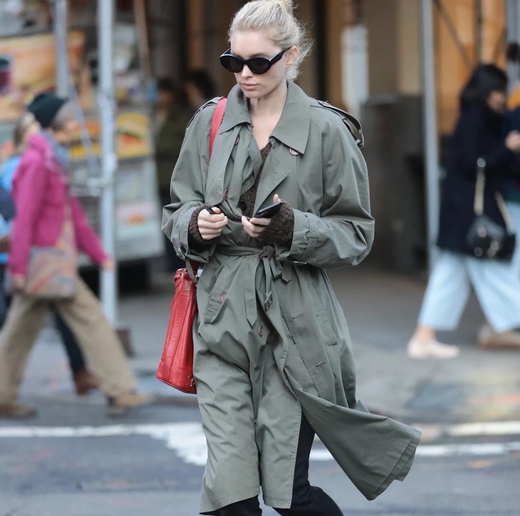 Modelka Elsa Hosk wie, że stylowy płaszcz stanowi rdzeń jesiennej garderoby