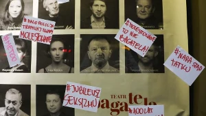 Witryna Teatru Bagatela zostala oklejona karteczkami w związku z oskarżeniami o molestowanie i mobbing, jakie aktorki i pracownice teatru wysunęły wobec dyrektora Henryka Jacka Schoena