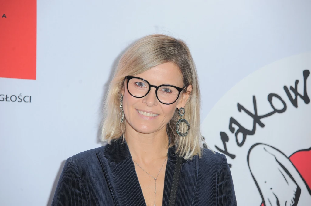 Dawne kreacje, odsłaniające sporo ciała, zostały zastąpione przez eleganckie i stonowane stylizacje. Dawne kreacje, odsłaniające sporo ciała, zostały zastąpione przez eleganckie i stonowane stylizacje.