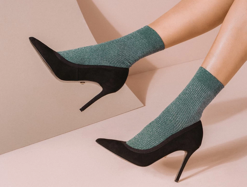 Model Black Suede to czarna, zamszowa szpilka wykonana z wysokiej jakości włoskiej skóry. Komponuje się z czarną elastyczno-bawełnianą taśmą, która dopasowuje się do kształtu stopy i zapewnia komfort użytkowania. Dzięki tasiemce szpilka przylega do stopy subtelnie ukrywając jej wszystkie niedoskonałości. Cena: 1590 zł /szpilki plus baletki/ Model Black Suede to czarna, zamszowa szpilka wykonana z wysokiej jakości włoskiej skóry. Komponuje się z czarną elastyczno-bawełnianą taśmą, która dopasowuje się do kształtu stopy i zapewnia komfort użytkowania. Dzięki tasiemce szpilka przylega do stopy subtelnie ukrywając jej wszystkie niedoskonałości. Cena: 1590 zł /szpilki plus baletki/