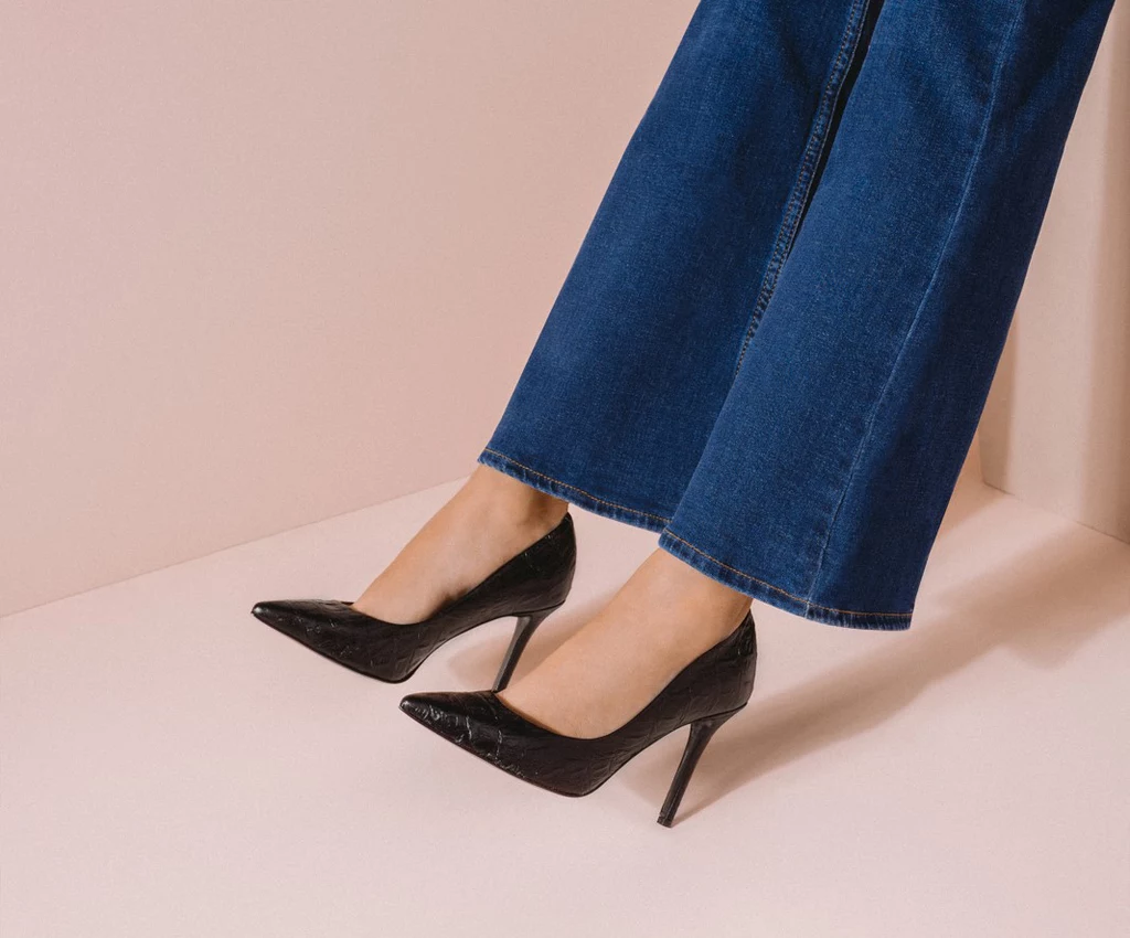 Model Black Crocodile został wykonany z najwyższej jakości włoskiej skóry tłoczonej we wzór krokodyla w kolorze czarnym. Natomiast podszewka i wyściółka jest z delikatnej skóry koziej w kolorze różowym, subtelnie widocznymi po nałożeniu szpilki. Cena: 1690 zł /szpilki plus baletki/ Model Black Crocodile został wykonany z najwyższej jakości włoskiej skóry tłoczonej we wzór krokodyla w kolorze czarnym. Natomiast podszewka i wyściółka jest z delikatnej skóry koziej w kolorze różowym, subtelnie widocznymi po nałożeniu szpilki. Cena: 1690 zł /szpilki plus baletki/