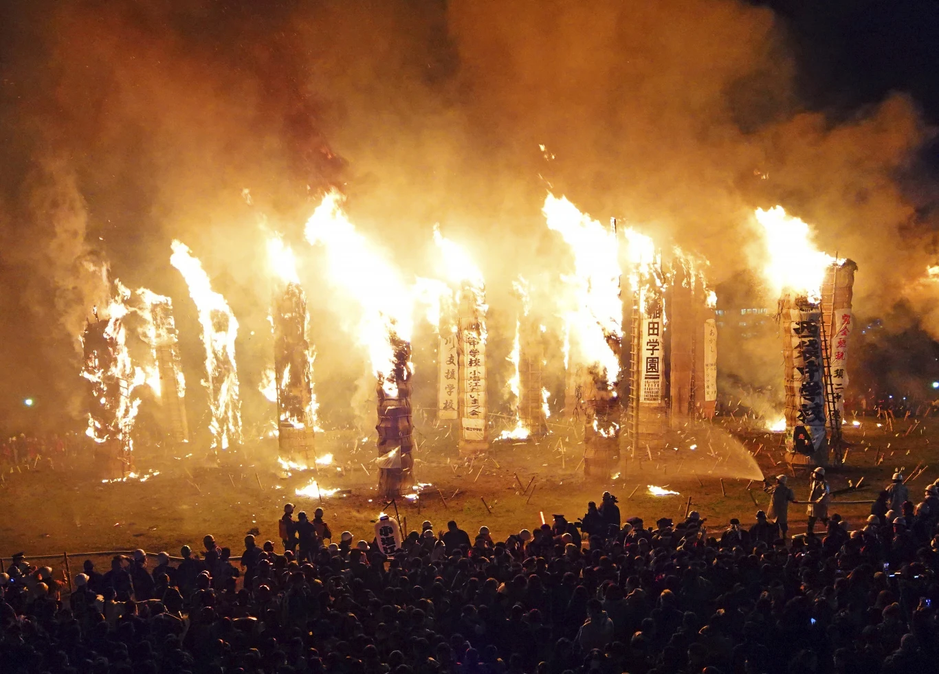  O tym, że kilkadziesiąt płonących słupów to coś, co zapiera dech w piersiach nie musimy nikogo przekonywać. Oglądając zdjęcia powyższe zdjęcia tylko utwierdzicie się w przekonaniu, że mało kto potrafi świętować tak, jak robią to Japończycy!