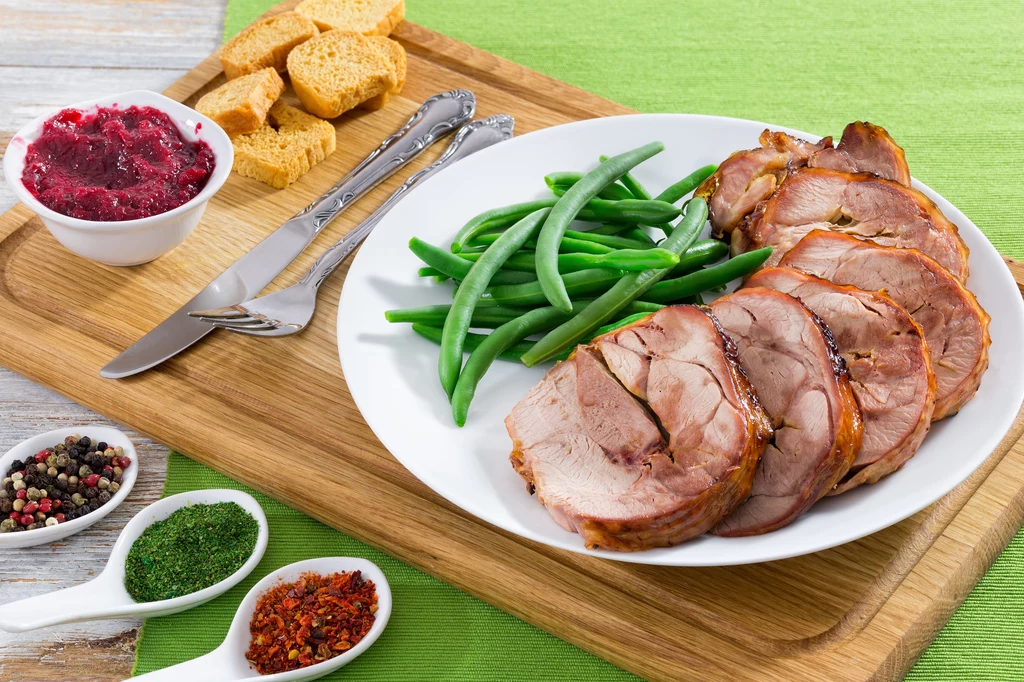 Tłuste potrawy? Unikaj Tłuste dania czy produkty takie jak np. kiełbasa potęgują działanie lekarstw. Efekty uboczne są różne w zależności od przyjmowanych preparatów, ale niestety nigdy pozytywne. W przypadku leków antydepresyjnych może dojść do nagłego i znacznego obniżenia ciśnienia, co potrafi doprowadzić do zasłabnięcia. Jeżeli zaś walczysz z zapaleniem oskrzeli i bierzesz leki o działaniu rozszerzającym oskrzela, przyjmując tabletkę po czymś tłustym, ryzykujesz nawet napadem drgawek. Monika Cieślik Tele Tydzień Tłuste potrawy? Unikaj Tłuste dania czy produkty takie jak np. kiełbasa potęgują działanie lekarstw. Efekty uboczne są różne w zależności od przyjmowanych preparatów, ale niestety nigdy pozytywne. W przypadku leków antydepresyjnych może dojść do nagłego i znacznego obniżenia ciśnienia, co potrafi doprowadzić do zasłabnięcia. Jeżeli zaś walczysz z zapaleniem oskrzeli i bierzesz leki o działaniu rozszerzającym oskrzela, przyjmując tabletkę po czymś tłustym, ryzykujesz nawet napadem drgawek. Monika Cieślik Tele Tydzień
