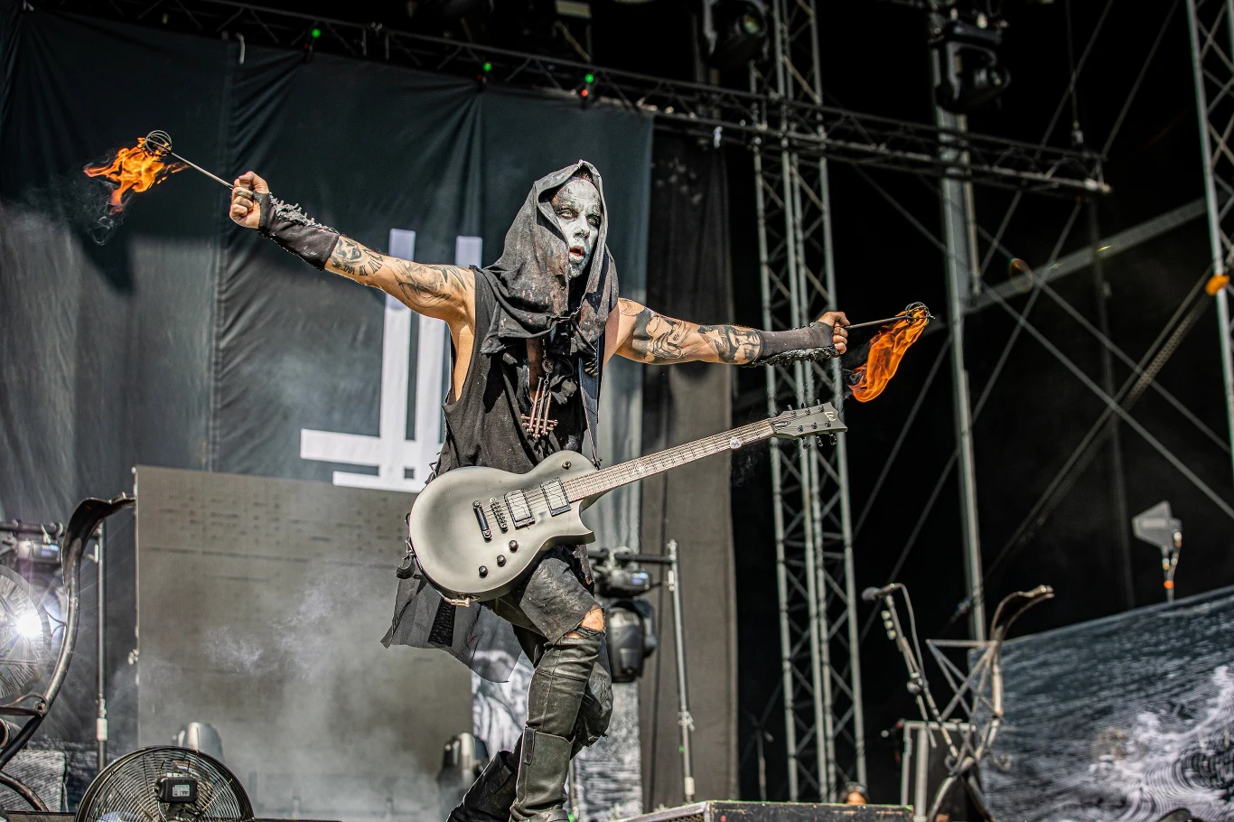 Liderem grupy jest Adam "Nergal" Darski Liderem grupy jest Adam "Nergal" Darski