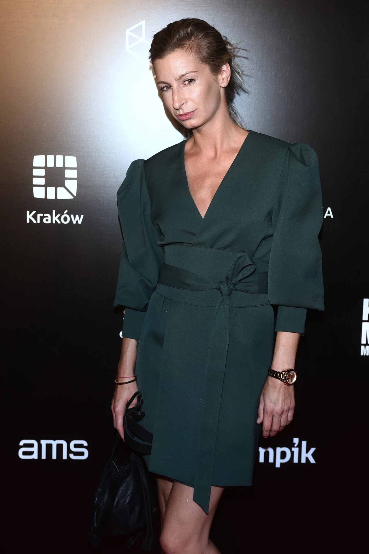 Sukienka przed kolana, głęboki dekolt i bufki. Czyli wszystko, co modne. Magdalena Schejbal, fot. VIPHOTO/East News Sukienka przed kolana, głęboki dekolt i bufki. Czyli wszystko, co modne. Magdalena Schejbal, fot. VIPHOTO/East News
