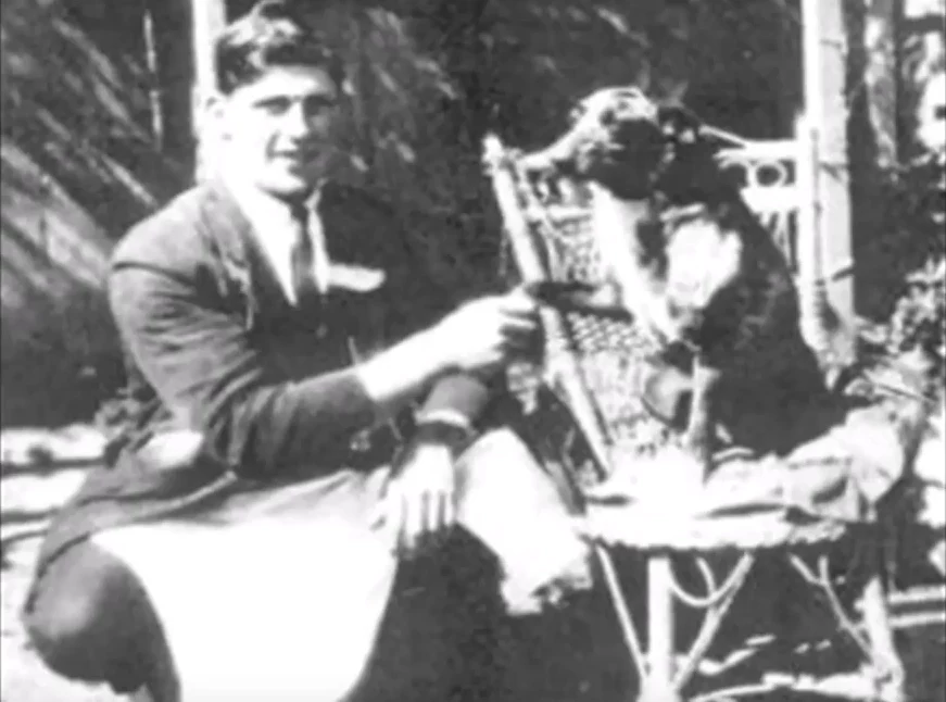 Kadr z filmu "Bluey, oldest dog ever lived"