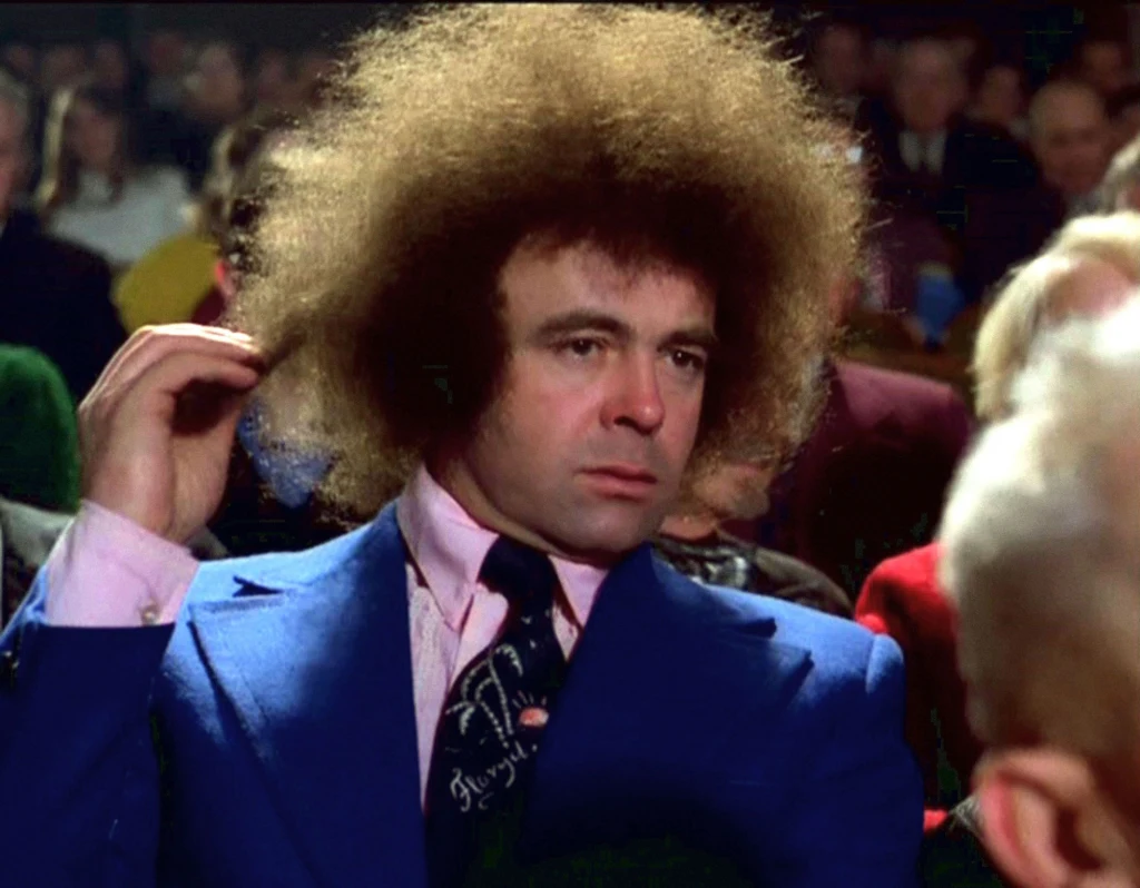 Stanisław Tym w filmie "Miś" Stanisław Tym w filmie "Miś"