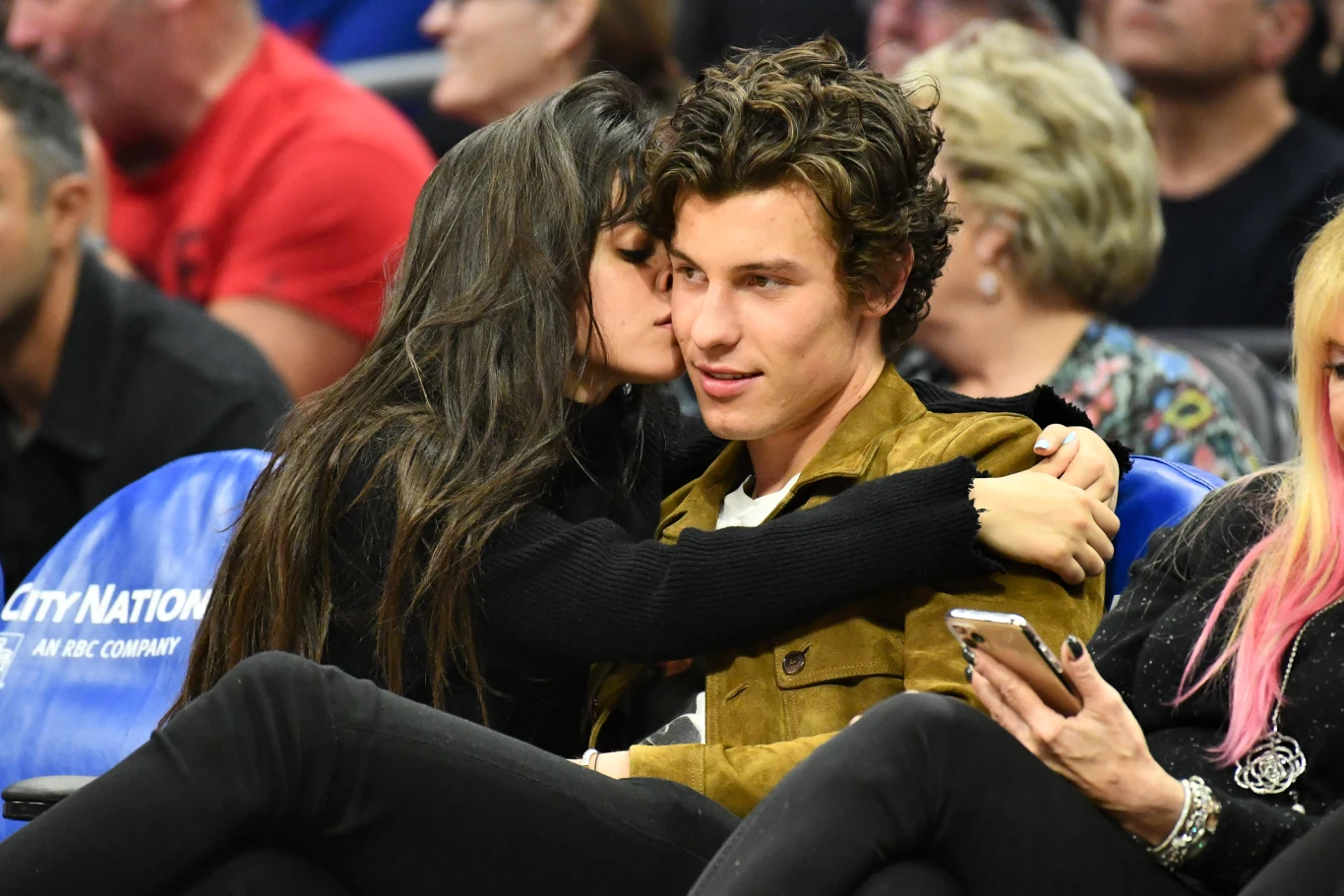 Camila Cabello i Shawn Mendes całują się na meczu