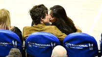 Camila Cabello i Shawn Mendes całują się na meczu