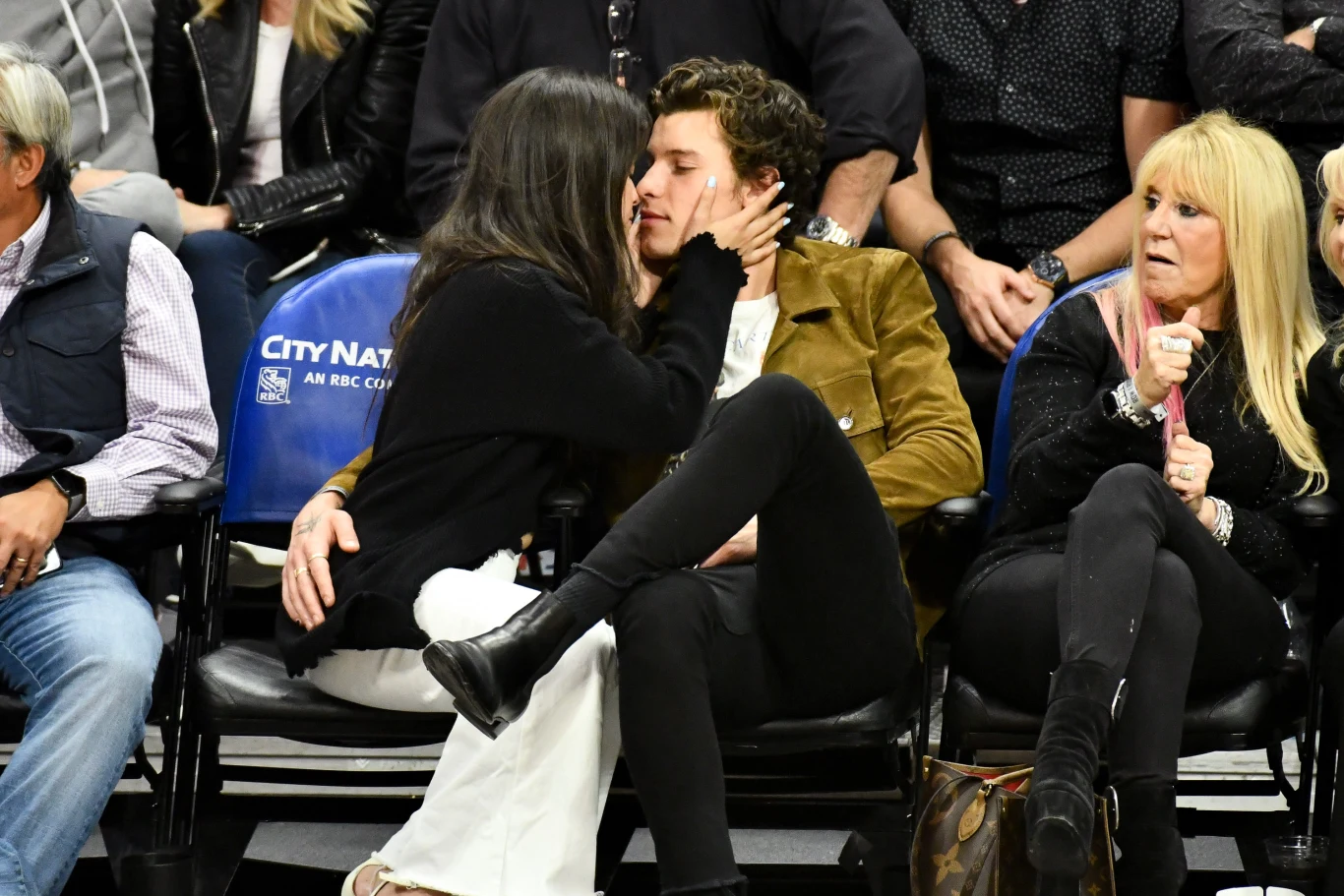 Camila Cabello i Shawn Mendes całują się na meczu