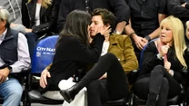 Camila Cabello i Shawn Mendes całują się na meczu