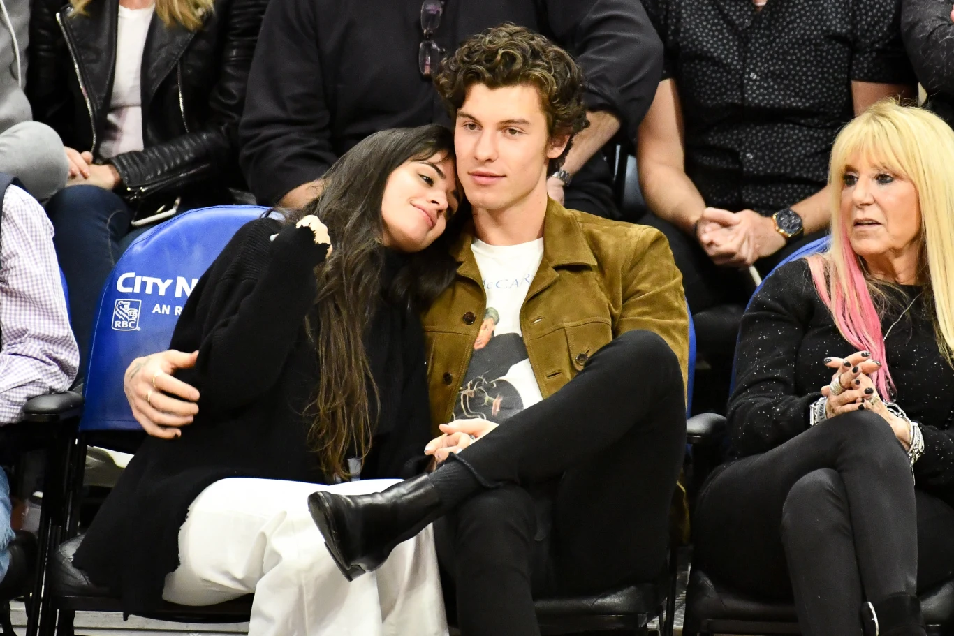 Camila Cabello i Shawn Mendes całują się na meczu