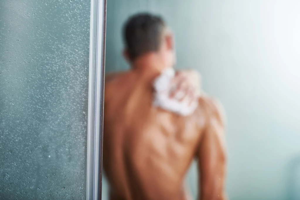 Unikać gorącej kąpieli i temperatury Bardzo ważne jest, aby nie dochodziło do zbliżenia przez godzinę po gorącej kąpieli. Lepiej wziąć szybki prysznic niż pławić się w zbyt ciepłej wodzie. PTK wskazuje, że nie jest obojętne także, jaka jest temperatura powietrza w pomieszczeniu, w którym dochodzi do aktywności seksualnej – chodzi o to, aby nie było ani zbyt gorąco, ani zbyt chłodno. Temperatura powinna być stała.