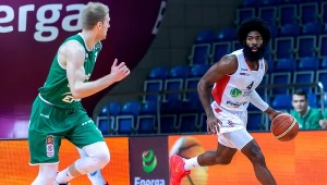 Koszykarz MKS-u Dąbrowa Górnicza Robert Johnson (P) i Ludvig Hakanson (L) ze Stelmetu Enei BC Zielona Góra 