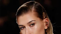 Hailey Baldwin niedawno wyszła za mąż za jednego z najpopularniejszych młodych muzyków na świecie – Justina Biebera. Modelka stała się bardzo rozpoznawalna, a jej poczynania śledzi teraz wiele kobiet. Nic więc dziwnego, że zawsze stara się świetnie wyglądać i wciąż podąża za światowymi trendami.