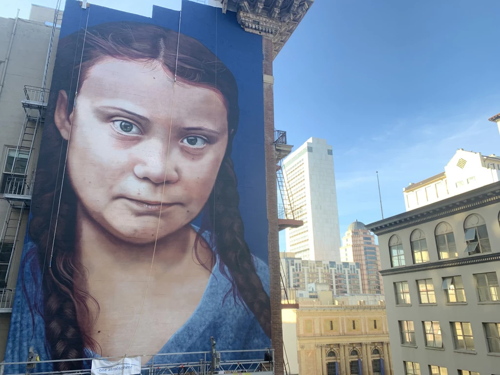 Mural jest wysoki na 18 metrów i szeroki na 9 metrów