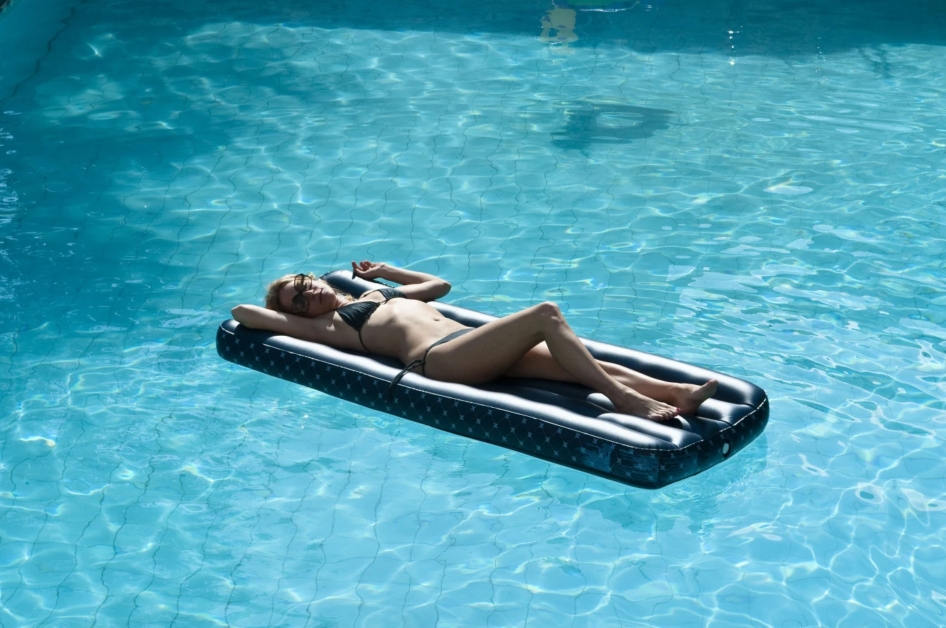 "Jest jedną z tych aktorek, które zawsze przyciągają uwagę na ekranie, ma w sobie tą nieprzewidywalność, która jest bardzo atrakcyjna dla oka" - mówił o Sevigny reżyser filmu "Mr. Nice", Bernard Rose. Wydaje się, że zrobił wszystko, co mógł, by dodatkowo wyeksponować atrakcyjność aktorki...