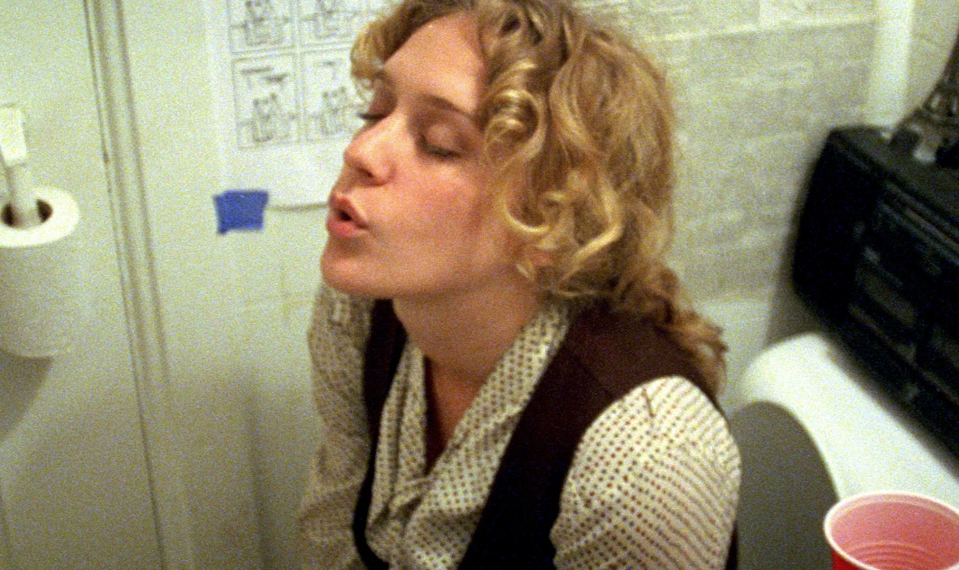 To po dziś dzień największy skandal festiwalu w Cannes. W 2003 roku podczas pokazu "Brown Bunny" Vincenta Gallo widownia masowo opuszczała salę Theatre Lumiere, ci zaś, którzy dotrwali do końca projekcji, wybuczeli obraz Gallo, pozostawiając odtwórczynię głównej roli - Chloe Sevigny - we łzach. Oliwy do ognia dolał guru amerykańskiej krytyki filmowej Roger Ebert, który w recenzji "Brown Bunny" nazwał obraz Gallo "najgorszym filmem w historii festiwalu". 

Najwięcej kontrowersji wzbudziła scena seksu oralnego z udziałem Sevigny oraz Gallo (Sevigny była w czasie realizacji zdjęć partnerką reżysera). "To wstyd, co ludzie piszą o tym filmie, mimo że go nawet nie widzieli. Kiedy go obejrzą, wszystko nabierze sensu. To kino artystyczne. Ten film powinien być wyświetlany w przestrzeniach muzealnych. To trochę jak kino Andy'ego Warhola" - mówiła Sevigny. 