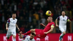 Burak Yilmaz (z prawej) i Amor Ingvi Traustason z Islandii