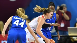 Agnieszka Kaczmarczyk  walczy z dwoma przeciwniczkami podczas meczu Polska - Wielka Brytania