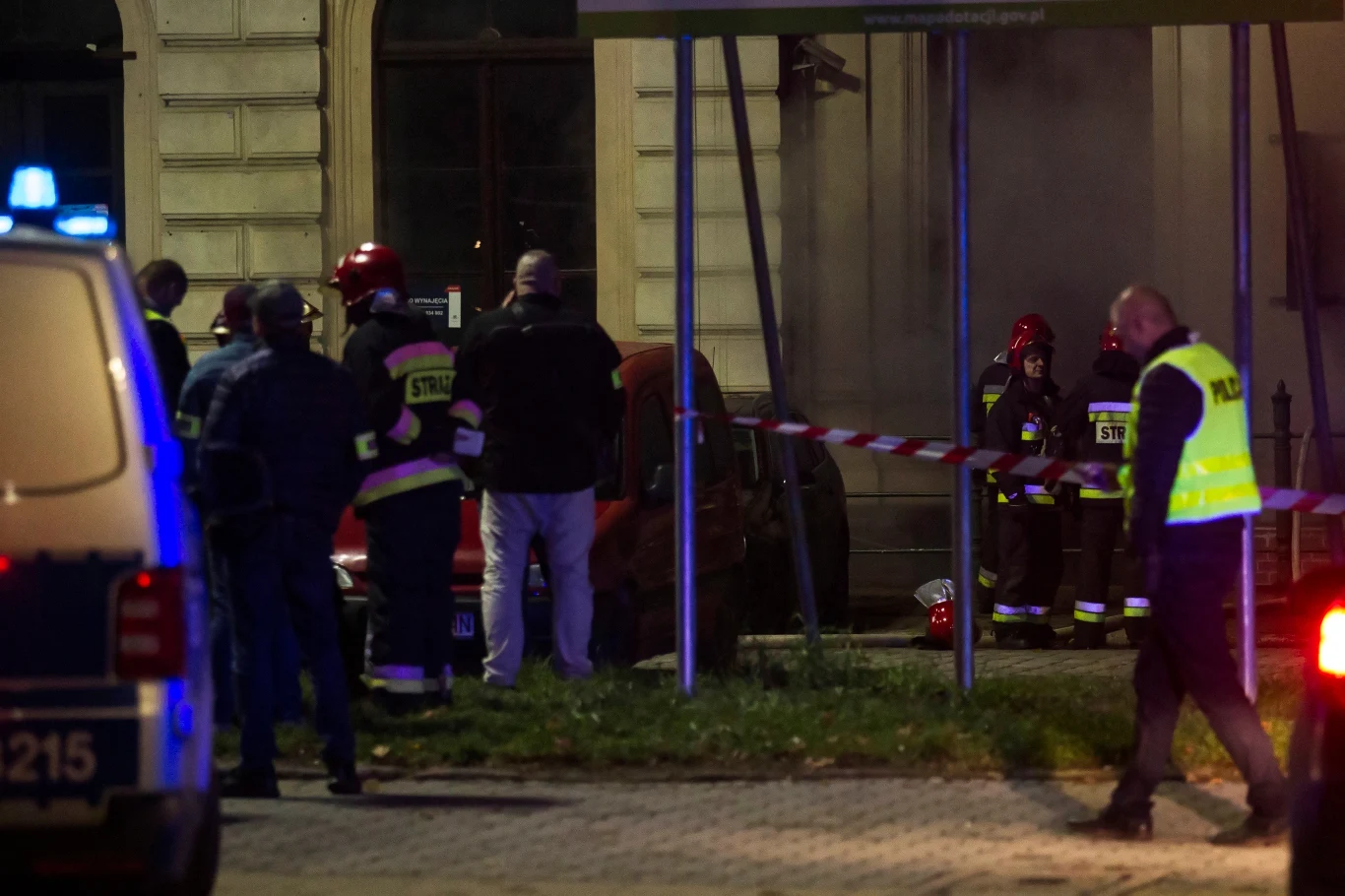 "Podczas działań strażaków, w jednym z pomieszczeń znaleziono nieprzytomnego mężczyznę, któremu od razu została udzielona pomoc. Niestety, mimo reanimacji, mężczyzna w wyniku doznanych obrażeń zmarł" – przekazał Marcjan.