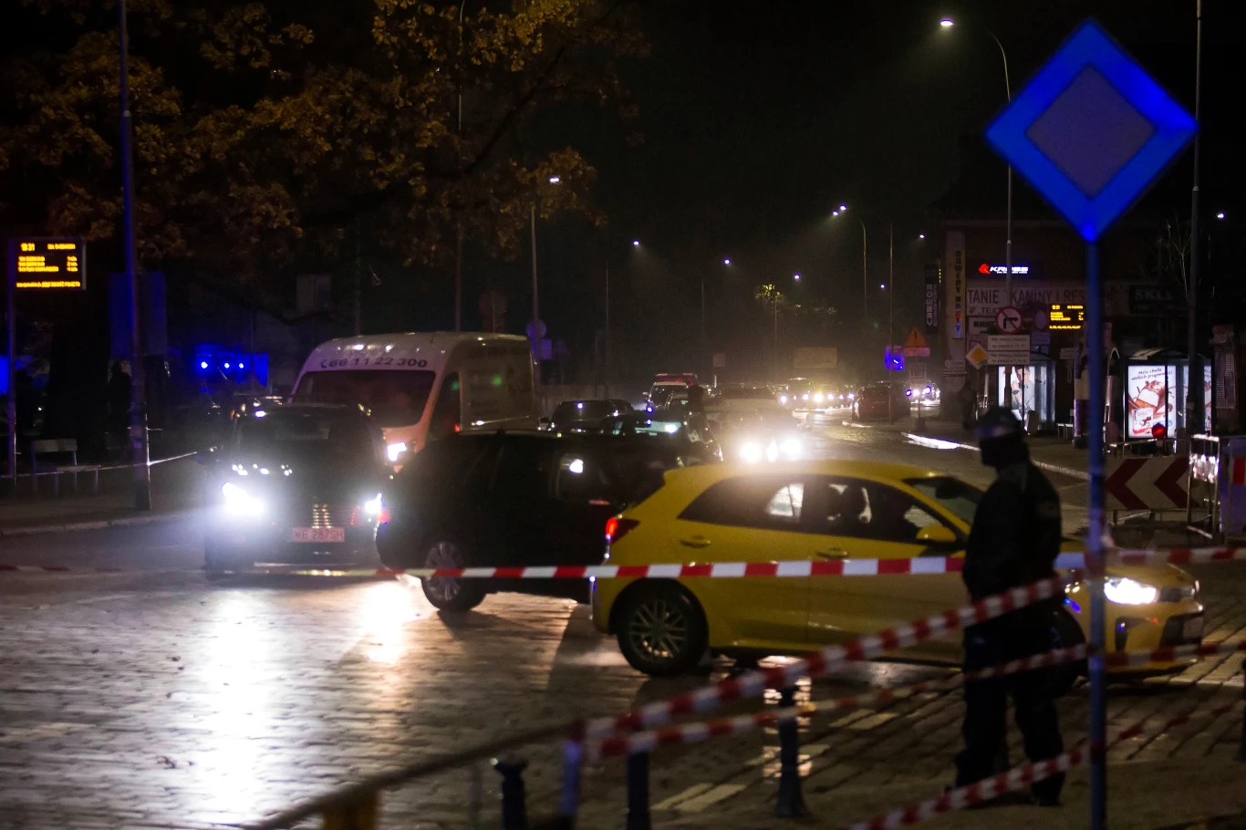 Pożar wybuchł przed godz. 17. Ogień pojawił się w strzelnicy znajdującej się w piwnicy dworca.