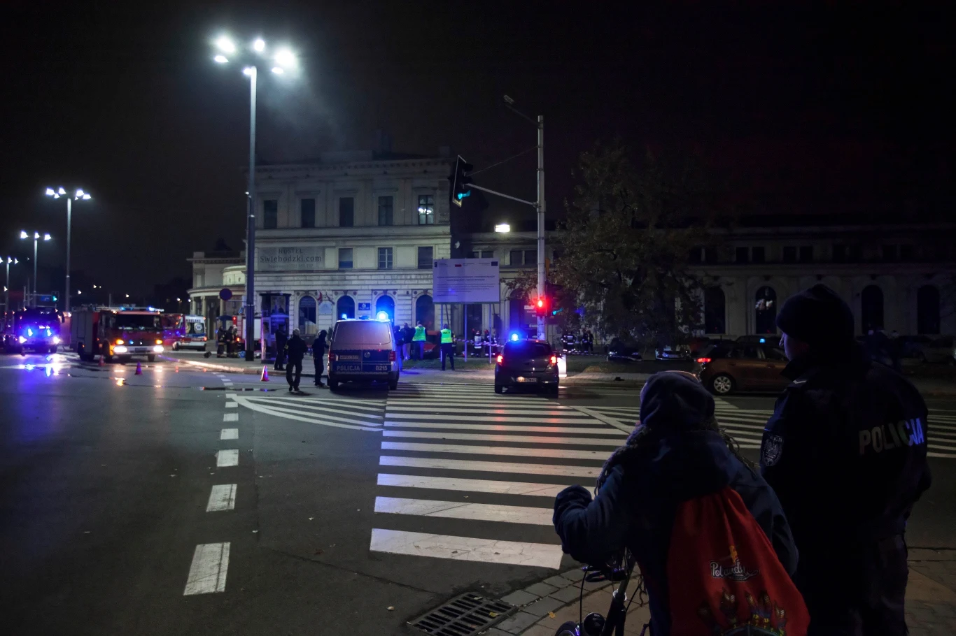 Sierż. Krzysztof Marcjan z Komendy Miejskiej Policji we Wrocławiu powiedział, że w wyniku pożaru poszkodowanych zostało dziewięć osób, które zostały przetransportowane do wrocławskich szpitali przez zespoły ratownictwa medycznego.